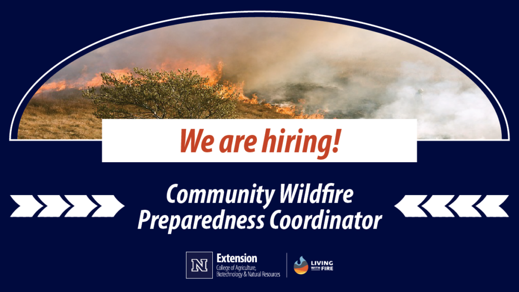 LWF CWPP Coordinator graphic(2026)(1200x675)(X Twitter) Un incendio en una colina cubierta de hierba y un árbol de hoja caduca en primer plano. El texto indica que se busca un coordinador comunitario de prevención de incendios forestales. Logotipos de la Universidad de Nevada, Reno Extension y Living With Fire.